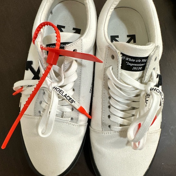 Pre owned like new OFF-WHITE Low Vulcanized Sneakers with dust bag. - Picture 3 of 10